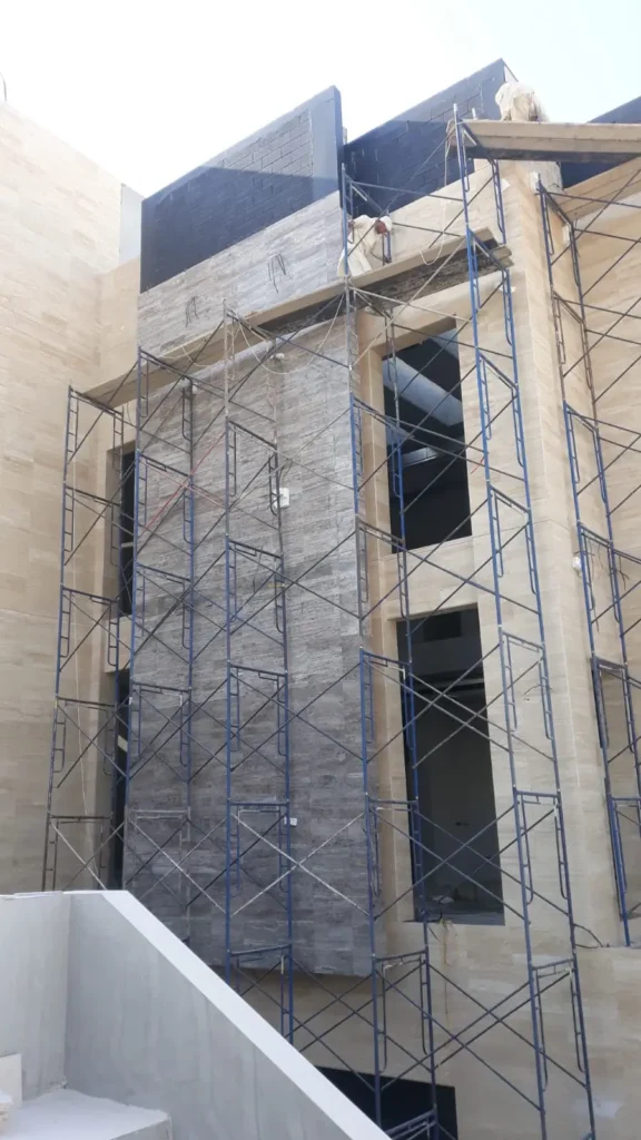 أعمال تركيب الحجر الطبيعي والترافنتينو على واجهة مبنى بواسطة شركة إعمار البنيان