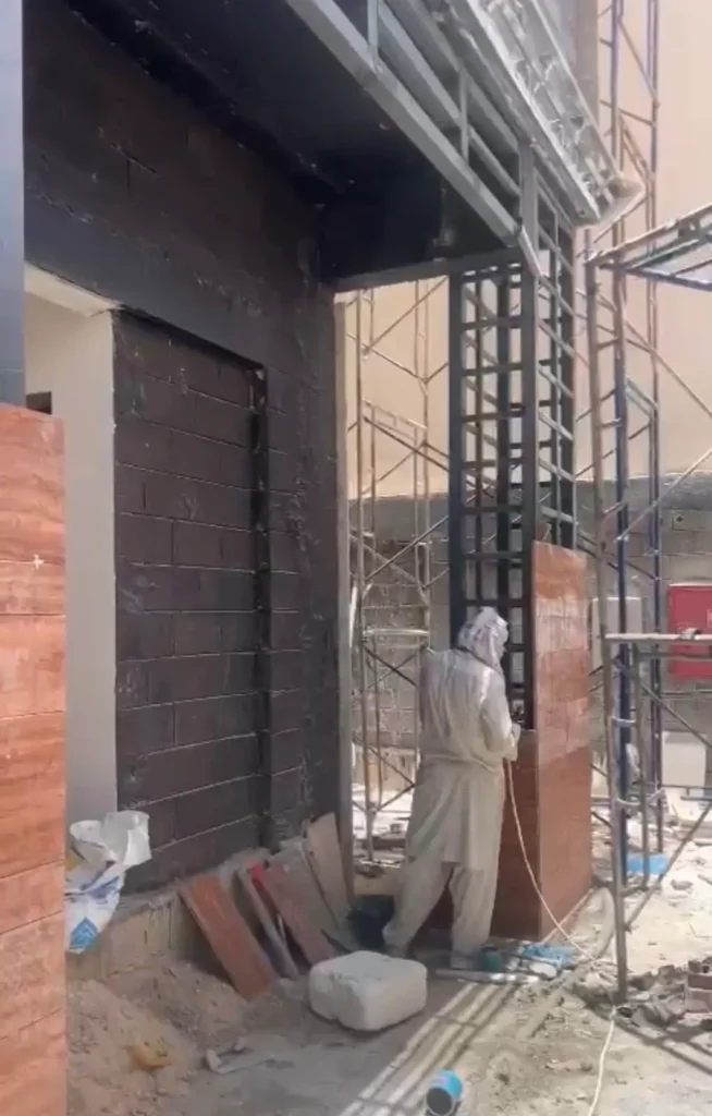 تركيب رخام ترافنتينو بالطريقة الميكانيكية على تيوبات حديد مجلفن ضد الصدأ